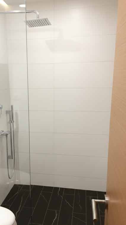 Instalación puerta abatible ducha pequeña Bogotá Centro