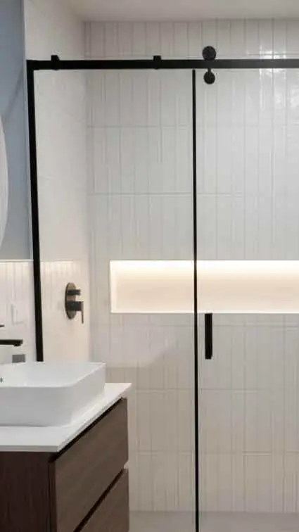 Baño remodelado con puerta de vidrio corrediza Chapinero