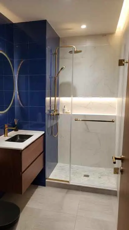 División de baño moderna frameless sin marco en Bogotá