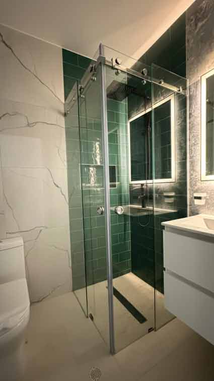 Foto división de baño esquinera en L Bogotá Pontevedra