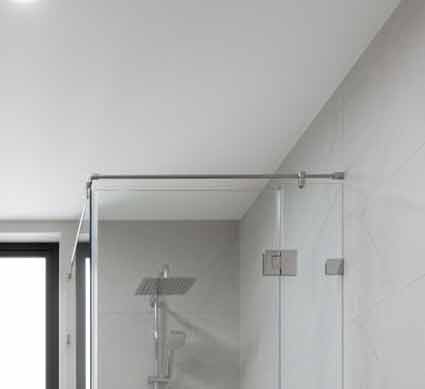 División de baño esquinera en L